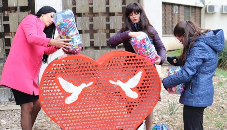 Така екипът на Областна администрация Русе се присъедини към кампанията „Капачки за бъдеще“ Така екипът на Областна администрация Русе се присъедини към кампанията „Капачки за бъдеще“