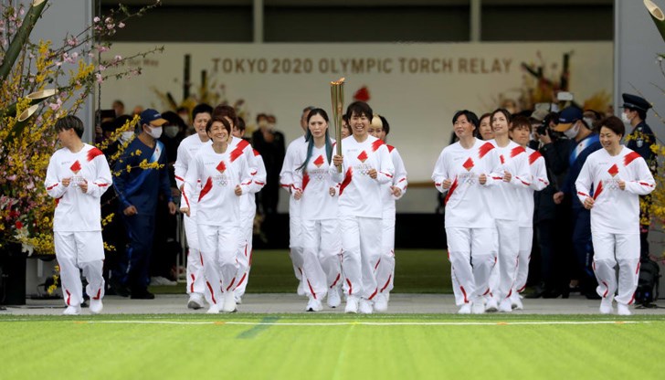 Организаторите на Токио 2020 заплашиха да прекратят щафетата, ако по пътя се събират тълпи