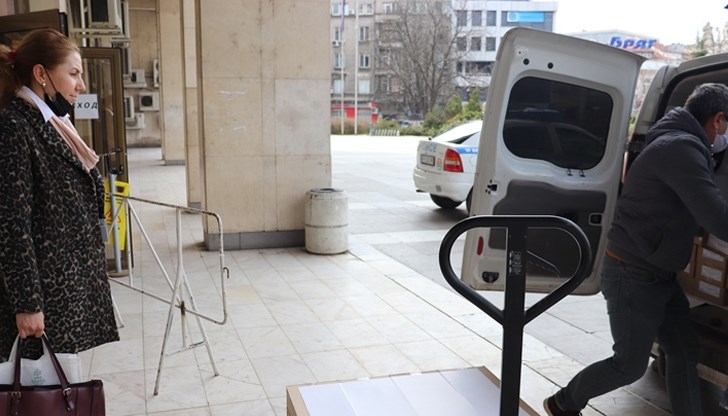 При засилени мерки за сигурност в понеделник от печатницата на БНБ бяха докарани 213 000 бюлетини, припомниха от Областна управа