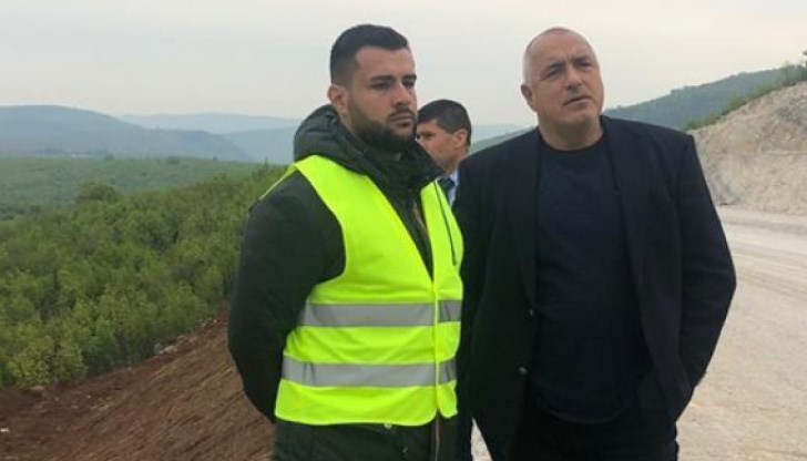 Медии няма, но клипчетата му от фейсбук влизат във всички вечерни новинарски емисии без коментар, без контекст и най-вече без елементарна проверка на фактите. Добре изпитана технология за контролиран пиар, която за жалост продължава вече години Медии няма, но клипчетата му от фейсбук влизат във всички вечерни новинарски емисии без коментар, без контекст и най-вече без елементарна проверка на фактите. Добре изпитана технология за контролиран пиар, която за жалост продължава вече години