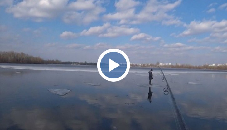 Малко момче стъпило на леда в близост до брега на реката, но той се пропукал и то било отнесено от течението заедно с ледения блок