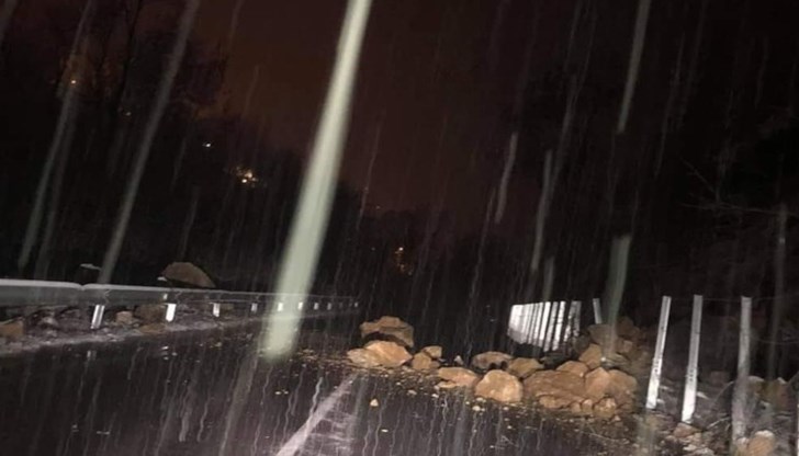 Движението се осъществява в едната лента Движението се осъществява в едната лента