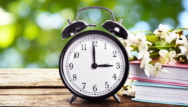 Местим стрелките на часовниците с 1 час напред