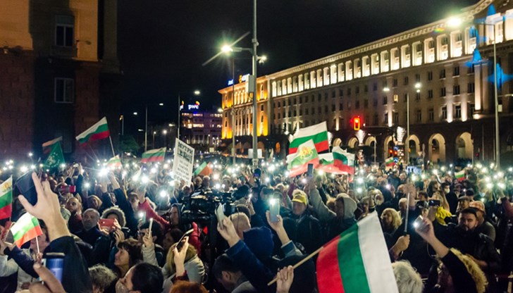 Момченце: Мамо, мамо, я ги виж! Кви са тези? Що скачат? И викат? Момченце: Мамо, мамо, я ги виж! Кви са тези? Що скачат? И викат?