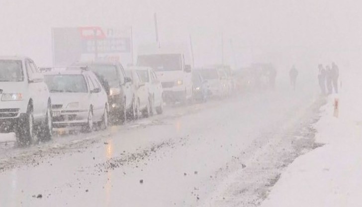 Снежни виелици блокираха пътища, спряха жп транспорта и оставиха без ток много населени места