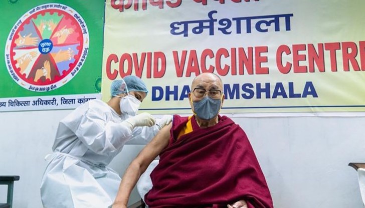 Тибетският духовен лидер призова и другите хора да са смели и да се ваксинират