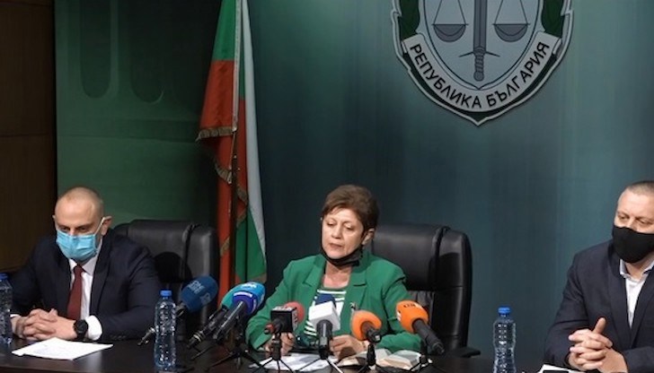 Печатната машина е запечатана. Иззети са фотоплаки с изображение на еврови банкноти, фотоплаки с изображение на акцизни бандероли Печатната машина е запечатана. Иззети са фотоплаки с изображение на еврови банкноти, фотоплаки с изображение на акцизни бандероли