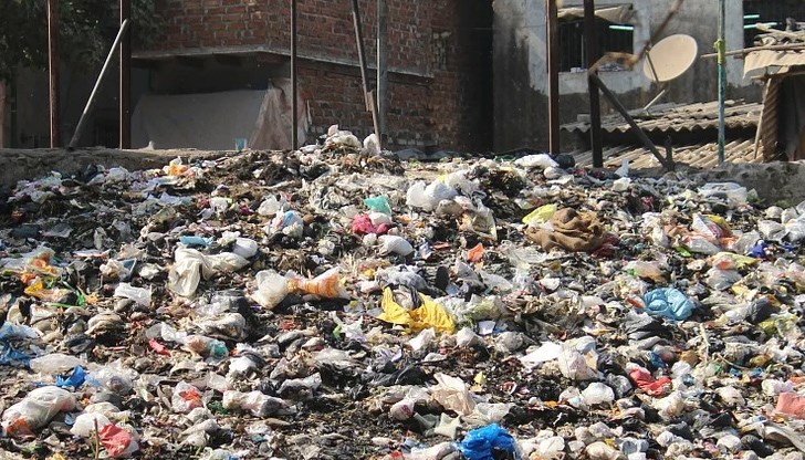 Всяка крайпътна отбивка е постлана с дебел килим от пластмасови шишета, салфетки, опаковки от вафли, фасове Всяка крайпътна отбивка е постлана с дебел килим от пластмасови шишета, салфетки, опаковки от вафли, фасове