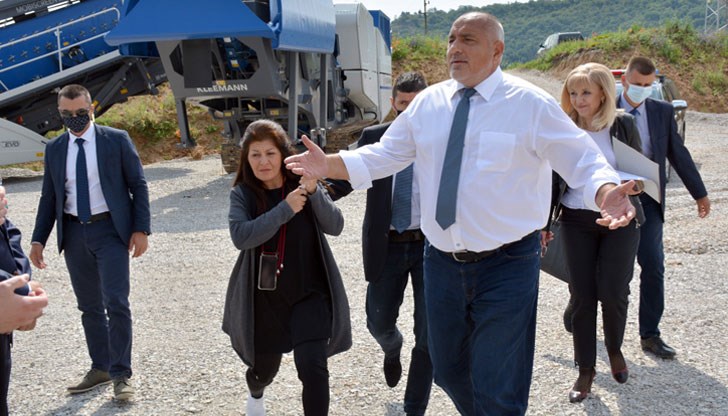 Севда знае каква е истината. Ох, как знае… Но как да я каже и напише? Някак кофти ще се получи