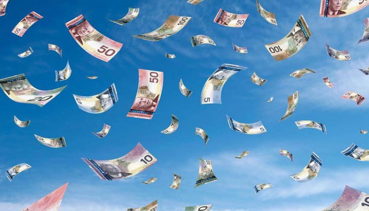 Мотоциклетист изпуснал няколко хилядарки, водачите след него спрели да се облажат Мотоциклетист изпуснал няколко хилядарки, водачите след него спрели да се облажат