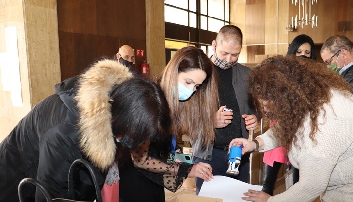 Доставени са и 600 броя чували, които ще бъдат използвани за пренасянето на изборните книжа