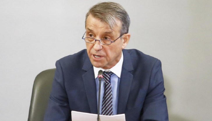 „Не съм виждал досега вирусна инфекция с такова драматично протичане и с толкова симетрично дифузно протичане. Този вирус е талантлив артист", отбеляза проф. Костов „Не съм виждал досега вирусна инфекция с такова драматично протичане и с толкова симетрично дифузно протичане. Този вирус е талантлив артист", отбеляза проф. Костов