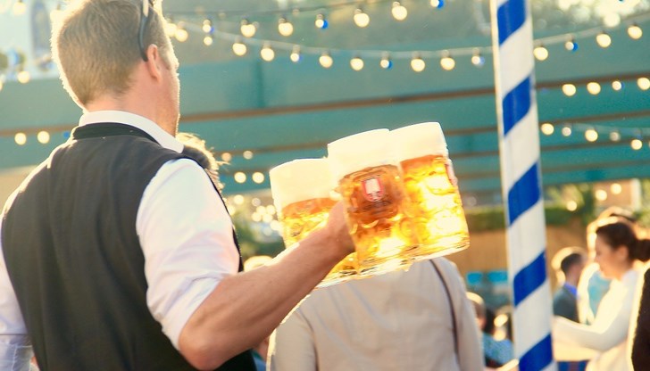 От бранша се опасяват, че отварянето единствено на външните площи може да ги остави без държавни помощи