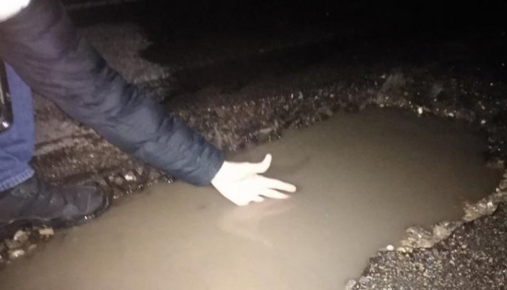 Всекидневно в проблемния участък се чупят автомобили, а собствениците им се чудят какво още трябва да се случи, че АПИ да запълни дупките