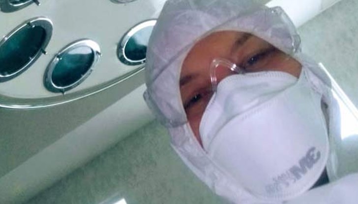Това е лицето на Женя Григорова докато се грижи за болните в КОВИД отделението