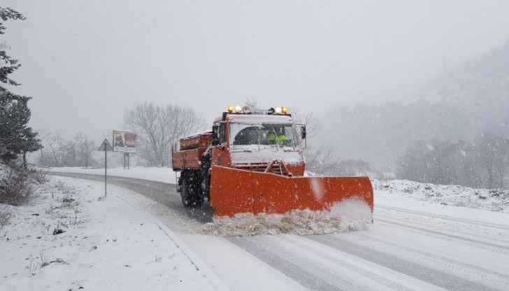 Агенция "Пътна инфраструктура" апелира шофьорите да тръгват на път с автомобили, подготвени за зимни условия