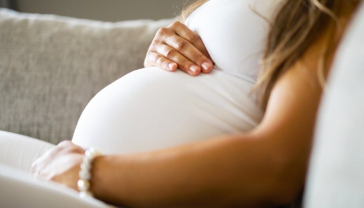 Бременната в шестия месец жена е приета в УМБАЛ-Бургас на 19 март, а на 23 март състоянието ѝ се влошава и тя е интубирана