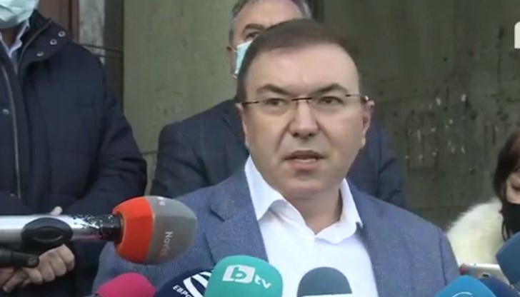 "Тези, които са под карантина, но под изолация, ще бъдат обслужени с мобилни секции", уточни здравният министър