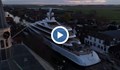 Огромна яхта е акостирала в тесен канал в Нидерландия