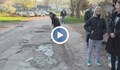 Хората сами запълват дупките по улиците у нас