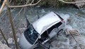 Лек автомобил падна в река край Враца