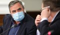 Властта защити разхлабването на мерките въпреки призивите на лекарите
