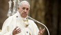 Папа Франциск отслужи меса и се ръкува с множество хора въпреки строгите ограничения в Италия