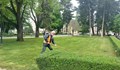 Продължава косенето на тревните площи в русенските квартали