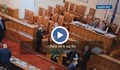 Татяна Дончева учи Ива Митева как да се справи с непослушните депутати, микрофоните са включени