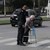 Полицай помага на възрастна жена да пресече