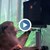 Чипираната маймуна на Мъск играе видео игра