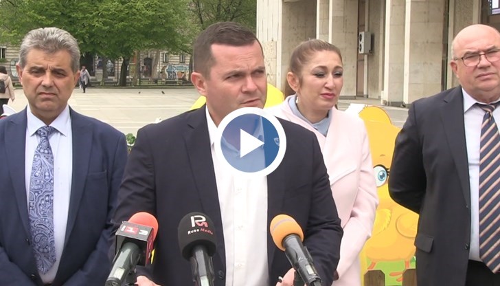 Кметът Пенчо Милков обясни, че приоритет на общината е летището да работи