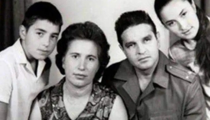 Борисов със семейството си като дете. Баща му е служител в Софийско градско управление на МВР, а майка му е начална учителка в Банкя