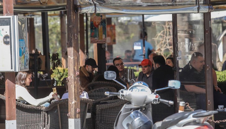 Ресторантите по най-посещаваната търговска улици „Витоша“ също посрещнаха първите си клиенти, но „на ръба“ на здравните заповеди
