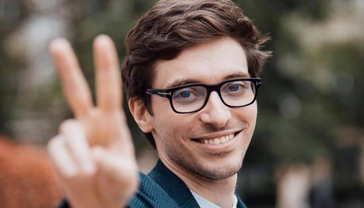 Младият мъж е възпитаник на "Кеймбридж" и освен това членува в "Милениум клуб" в Лондон