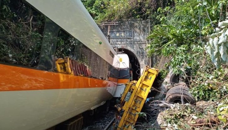 Влакът дерайлира в тунел