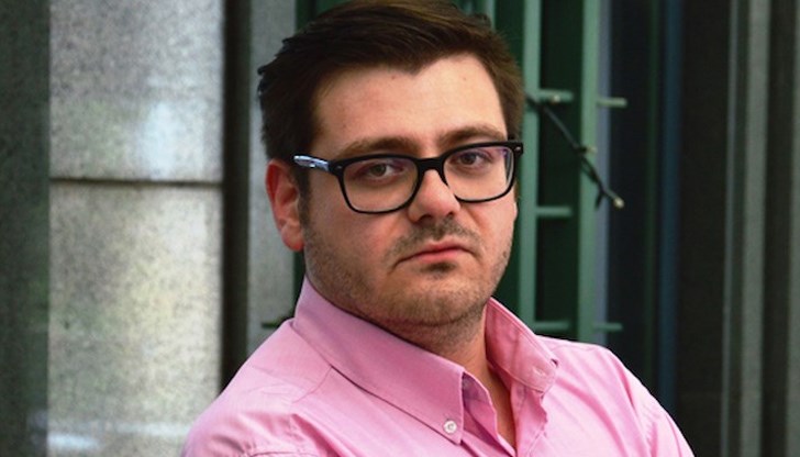 "Засега най-вероятната хипотеза е да се върви към предсрочни избори със служебен кабинет на Румен Радев", каза още Теодор Славев