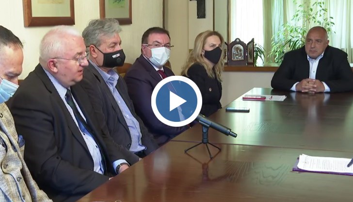 Проф. Костадин Ангелов  уточни, че се обсъждат 3 варианта за влизане в страната