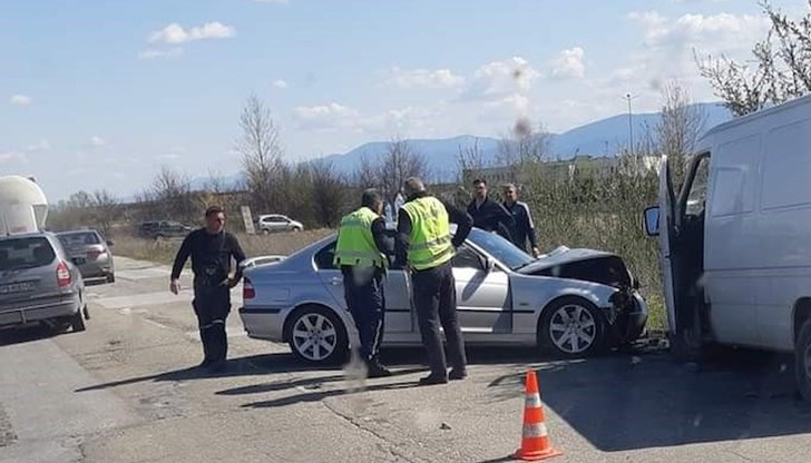 Двама души са пострадали при катастрофата