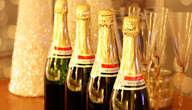 Частният тв канал М6 пусна филма със скрита камера с описанието „хайвер, шампанско, менюта на топ готвачи и без задължителни маски“ Частният тв канал М6 пусна филма със скрита камера с описанието „хайвер, шампанско, менюта на топ готвачи и без задължителни маски“