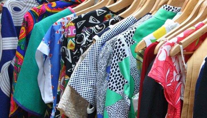 Купувачите се радват на евтината блузка, но не се замислят много защо им е излязла толкова изгодно