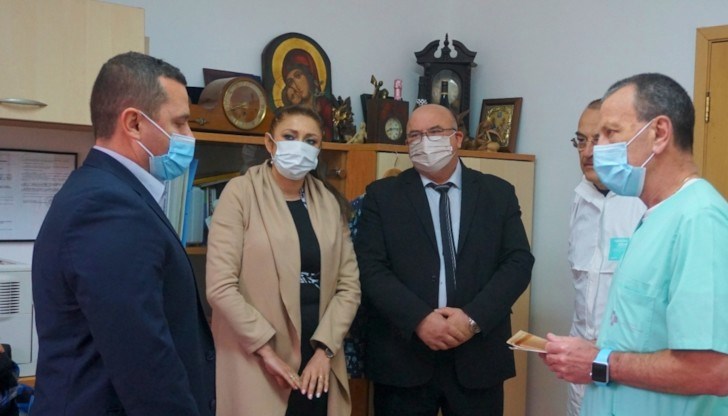 Кметът Пенчо Милков поздрави специалистите от Тубдиспансера Кметът Пенчо Милков поздрави специалистите от Тубдиспансера