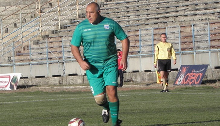 Премиерът си повреди коляното докато играеше футбол този следобед