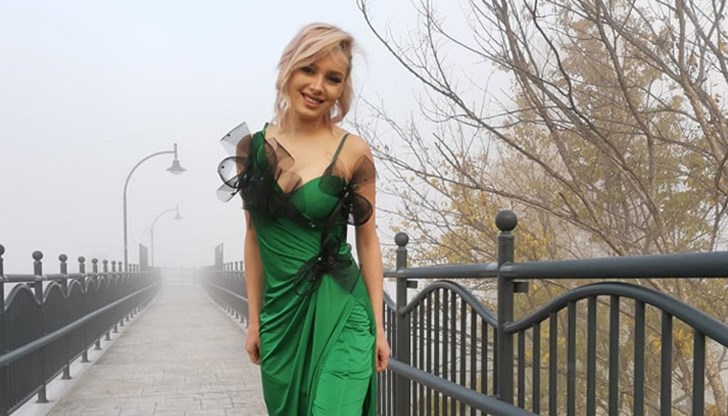 Участниците в състезанието традиционно се оценяват от водещи дизайнери и работодатели от модния бранш, а темата тази година е „Сезони“