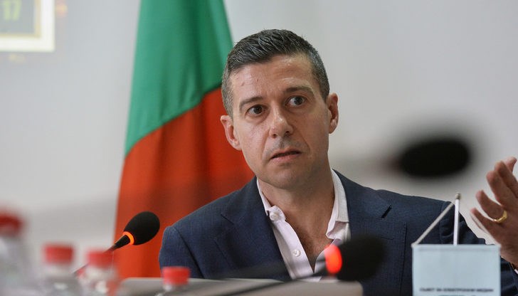 Андон Балтаков определя орязването на бюджета на радиото като  "тенденциозна и преднамерена" политика. За сметка на това послушният Кошлуков увеличи парите на БНТ