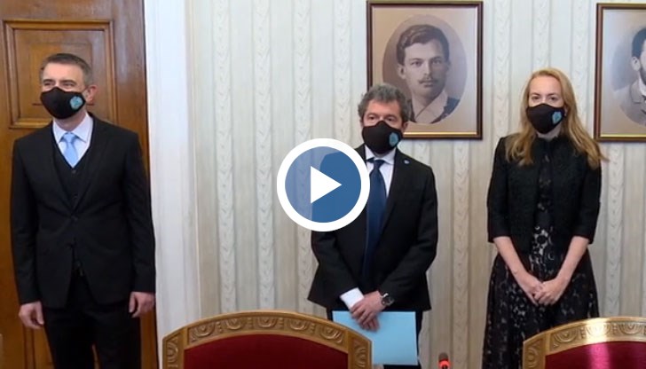 Двама депутати и кандидатът за премиер Антоанета Стефанова се явиха при Румен Радев