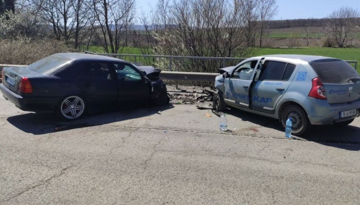 Изяснено било, че са се ударили челно водач на лек автомобил Дачия „Сандеро“ с варненска регистрация, който се движил в посока към Шумен и водач на лек автомобил „Мерцедес“ с разградска регистрация, който се движил в посока към Разград