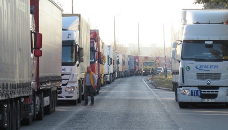 Според граничните власти причина за засиления трафик е, че превозвачите бързат да доставят стоките си до Западна Европа преди началото на католическия Великден
