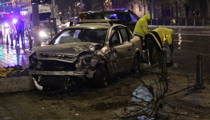 Два от автомобилите са смачкани до неузнаваемост