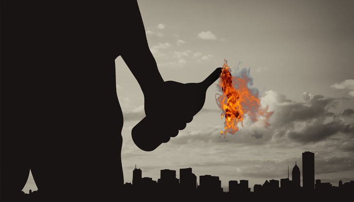 Задържани са и още двама души, които снимали ставащото на видео